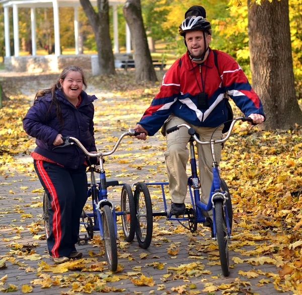 Пара с синдромом Дауна на велосипедах — стоковое фото