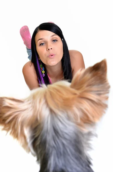 Mulher jovem e cachorrinho doce brincando — Fotografia de Stock