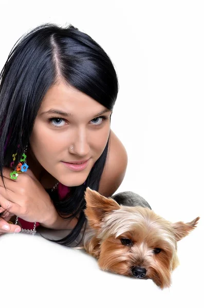 Mujer joven y dulce cachorro jugando alrededor —  Fotos de Stock