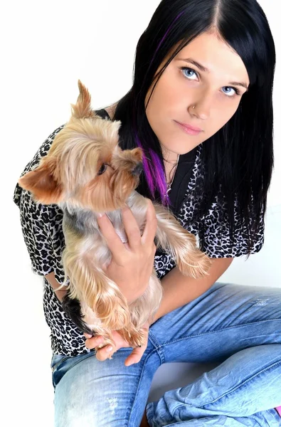 Yavru köpek ile oynayan kız — Stok fotoğraf