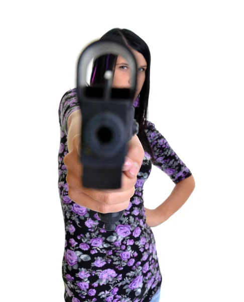 Frau mit Waffe isoliert auf weißem Hintergrund — Stockfoto