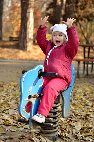 秋の公園で赤ちゃん — ストック写真