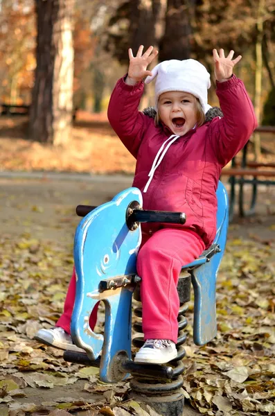 Bebé en un parque de otoño —  Fotos de Stock