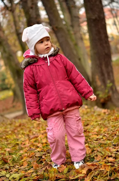 Baby im Herbstpark — Stockfoto