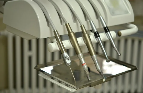 Dentyści instrumentów w klinice — Zdjęcie stockowe