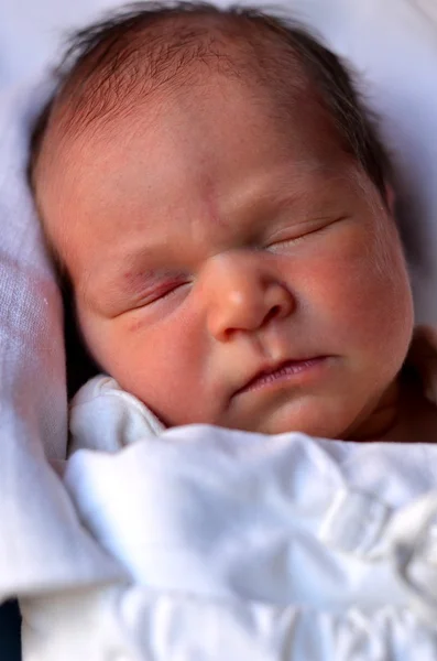 Детский сон новорожденных — стоковое фото