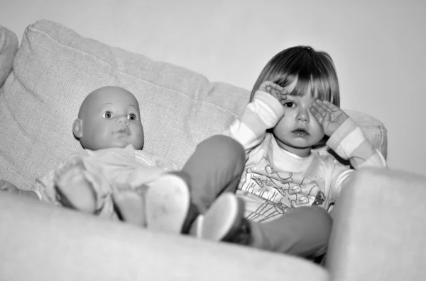 Niña jugando con muñeca —  Fotos de Stock