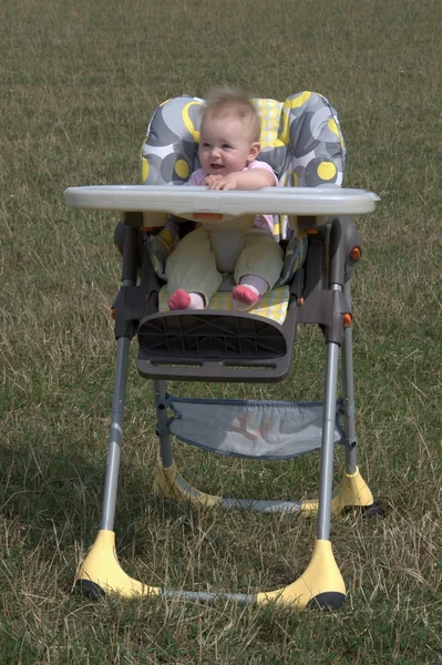 赤ちゃんは自然に椅子を食事に座っている小さな女の赤ちゃん — ストック写真