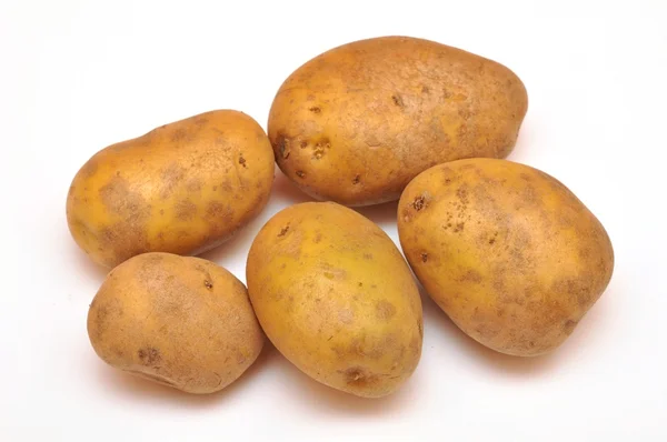 Μερικές κίτρινο πατάτες που απομονώνονται σε λευκό φόντο — Φωτογραφία Αρχείου
