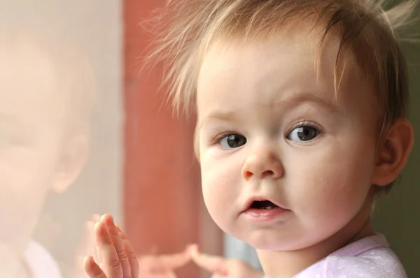 Ευτυχισμένο μωρό τραβώντας τον εαυτό του στη στρωματοειδή φλέβα παραθύρων — Φωτογραφία Αρχείου