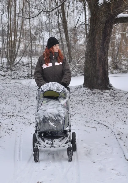 Mutter mit Kinderwagen. Winter — Stockfoto