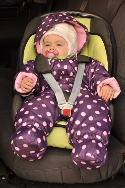 Pequeño bebé en un coche en el asiento de un niño —  Fotos de Stock