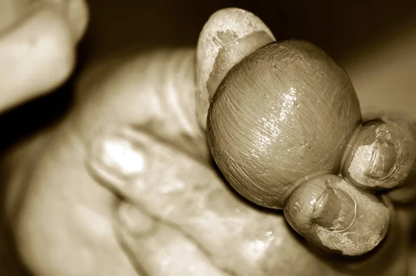 Les mains d'un potier travaillent avec la roue en céramique — Photo