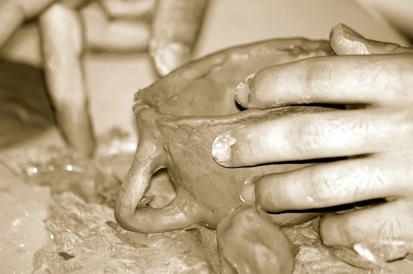Töpferhände arbeiten mit der Keramikscheibe — Stockfoto