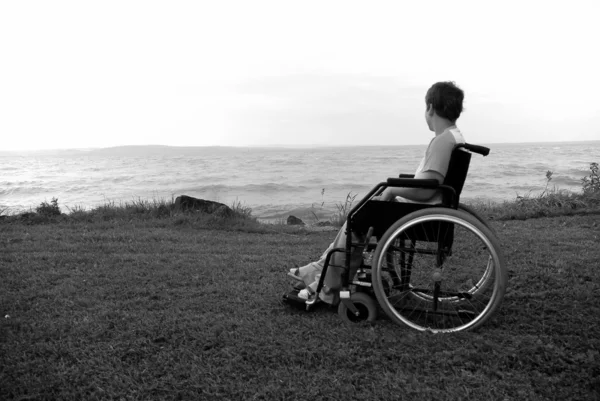 Женщина в инвалидном кресле — стоковое фото