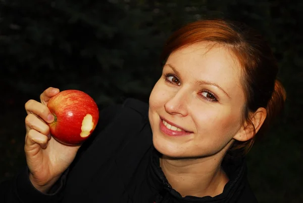 Молода красива жінка тримає виноград — стокове фото