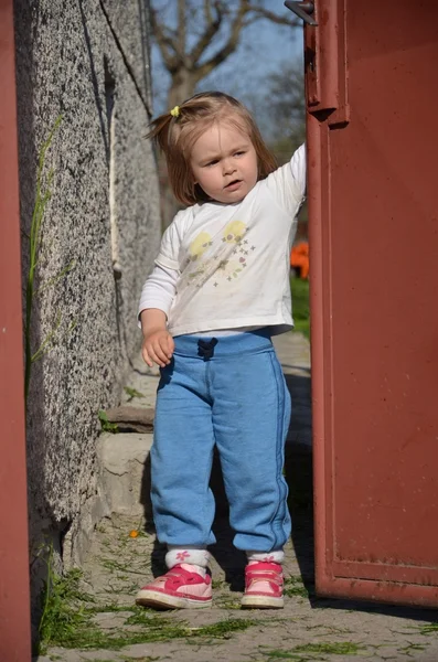 Dziecko otwarcia drzwi — Zdjęcie stockowe
