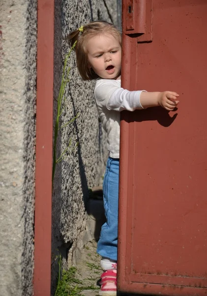Baby opening deur — Stockfoto