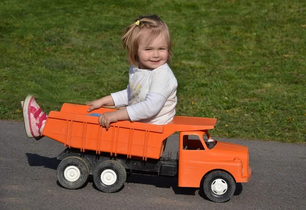 Μωρό παίζει με το παιχνίδι αυτοκίνητο — Φωτογραφία Αρχείου