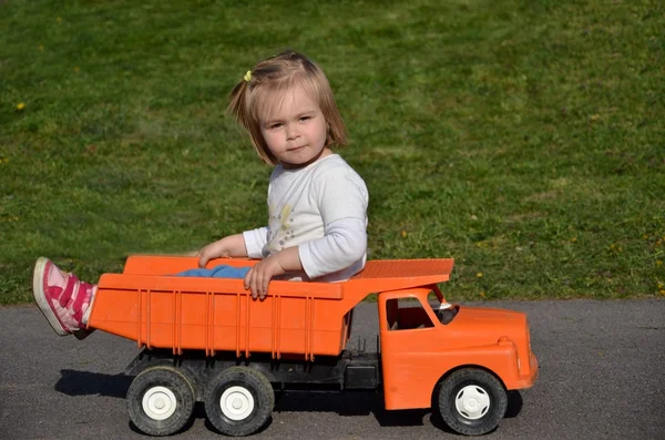 Bebek oyuncak arabayla oynuyor. — Stok fotoğraf