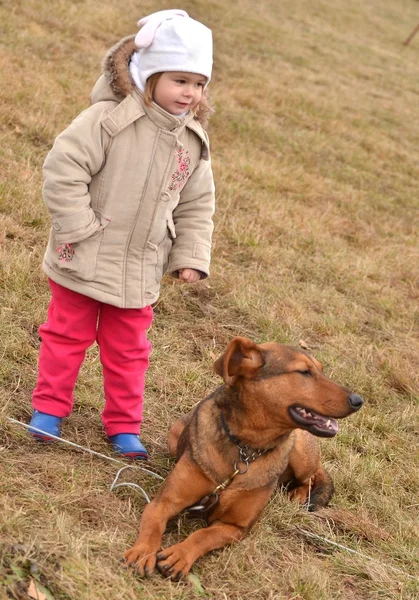 Petite fille avec chien — Photo