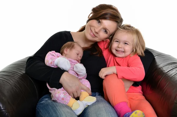 Bild einer glücklichen Mutter mit ihren Töchtern über Weiß — Stockfoto
