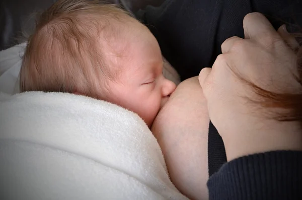 母亲喂她新生的婴儿与乳腺癌-室内 — 图库照片