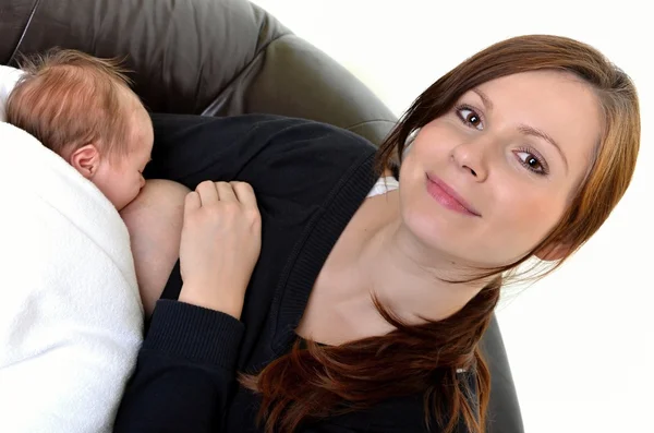 Mamma matar sitt nyfödda barn med bröst - inomhus — Stockfoto