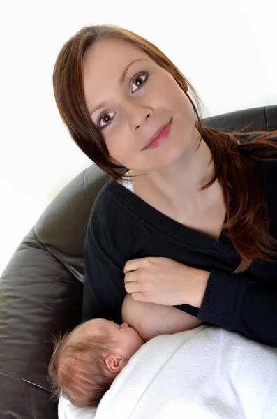 Mami, krmení její novorozené dítě s prsu - doma — Stock fotografie