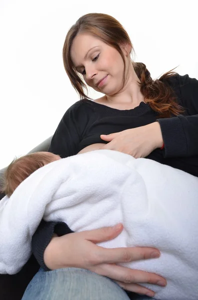 Mère nourrissant son nouveau-né avec du sein - à l'intérieur — Photo