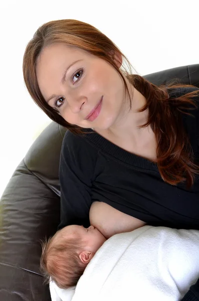 Μητέρα σίτιση το μωρό νεογέννητο με στήθος - σε εσωτερικούς χώρους — Φωτογραφία Αρχείου