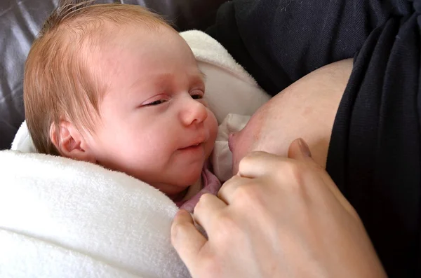 Madre che allatta il suo neonato con il seno - al chiuso — Foto Stock