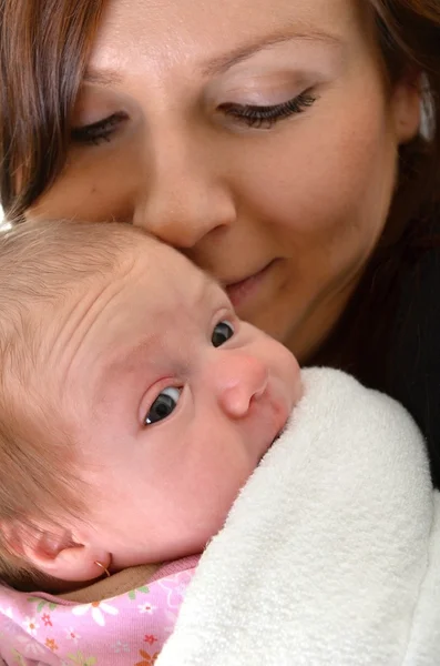 Mutlu anne ve beyaz üzerinde bebek resmi — Stok fotoğraf