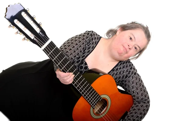 Mulher com síndrome de down com a guitarra isolada em fundo branco — Fotografia de Stock