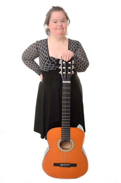 Женщина с синдромом Дауна с гитарой изолированы на белом фоне — стоковое фото