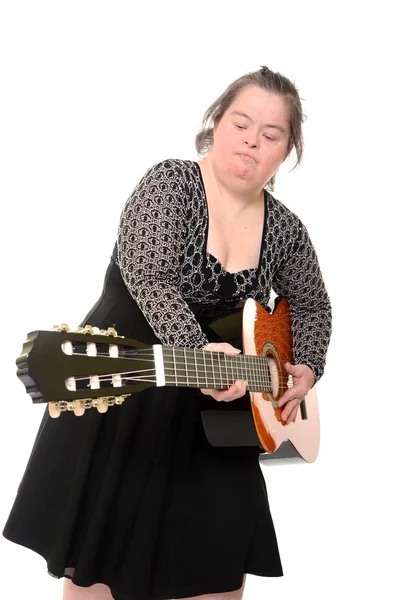 Mulher com síndrome de down com a guitarra isolada em fundo branco — Fotografia de Stock