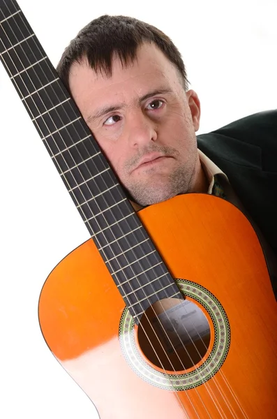 Downův syndrom muž s kytarou — Stock fotografie