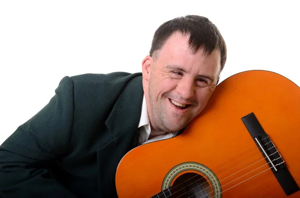 Человек с синдромом Дауна с гитарой — стоковое фото