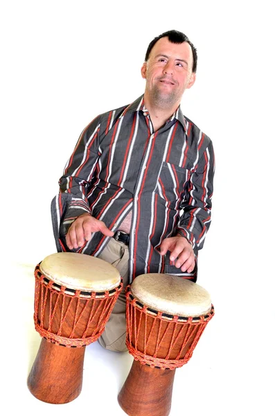 Homem feliz com síndrome de down tocando no tambor . — Fotografia de Stock
