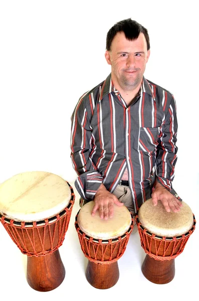 Lycklig man med Downs syndrom spela på trumman. — Stockfoto