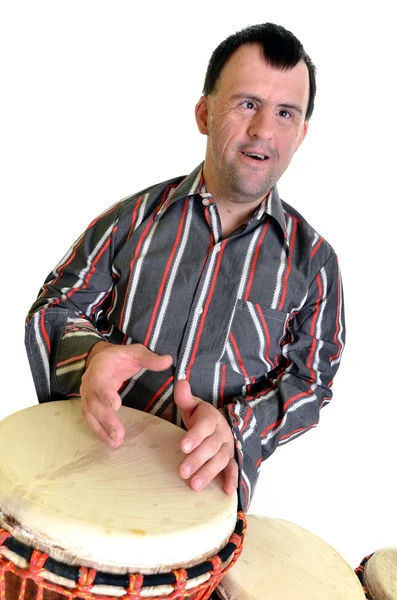 Счастливый человек с синдромом Дауна играет на барабане . — стоковое фото
