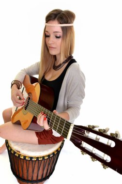 hippi kız beyaz zemin üzerine izole gitar ile