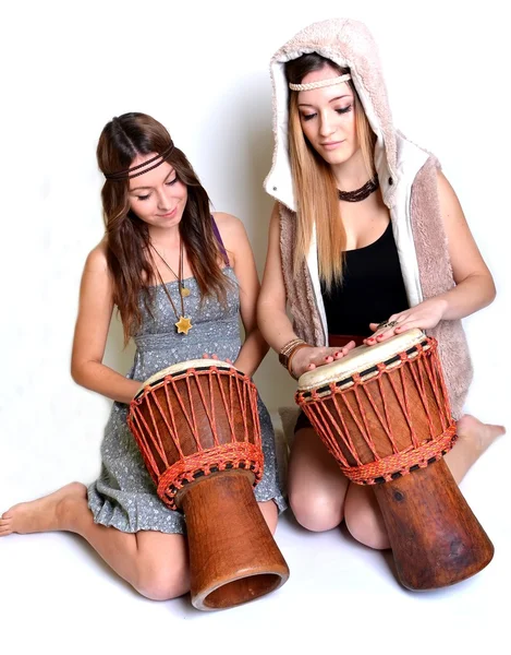 Meninas felizes tocando tambor africano e cantando — Fotografia de Stock