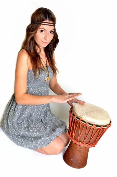 Glad tjej spelar afrikanska trumma och sjunga — Stockfoto