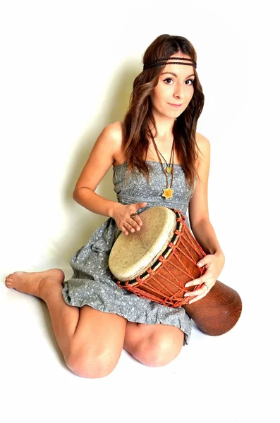 Chica feliz tocando tambor africano y cantando —  Fotos de Stock