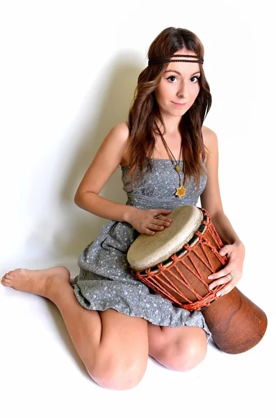 Menina feliz tocando tambor africano e cantando — Fotografia de Stock