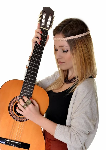 Hippie κορίτσι με την κιθάρα που απομονώνονται σε λευκό φόντο — Φωτογραφία Αρχείου