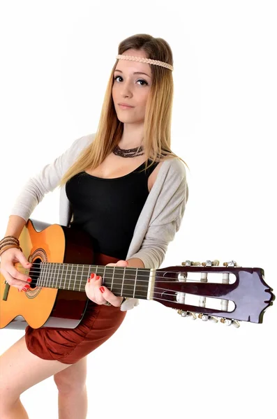ヒッピーの女の子白い背景で隔離のギター — ストック写真