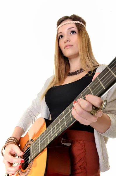 Hippie-Mädchen mit Gitarre auf weißem Hintergrund — Stockfoto