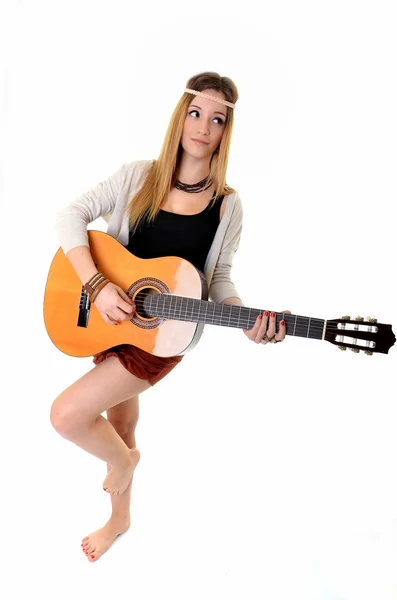 Hippie ragazza con la chitarra isolata su sfondo bianco — Foto Stock